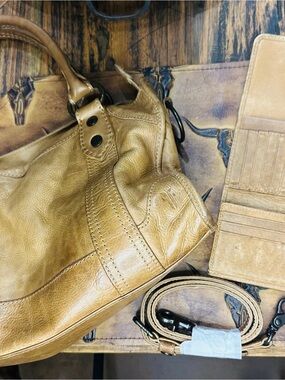 FRYE AND CO. Tan Leather Shoulder Bag with Detachable Strap